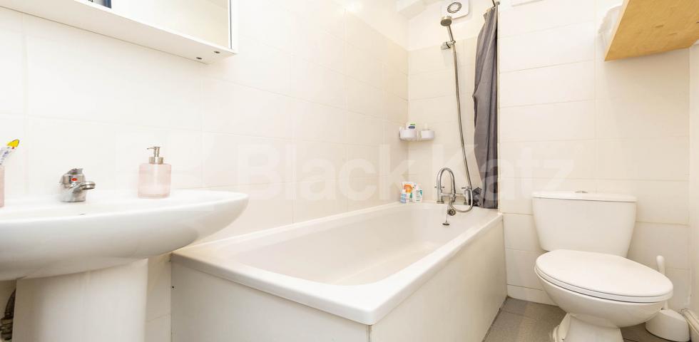 Spacious one bedroom set within a period conversion Hampden Road, Turnpike Lane